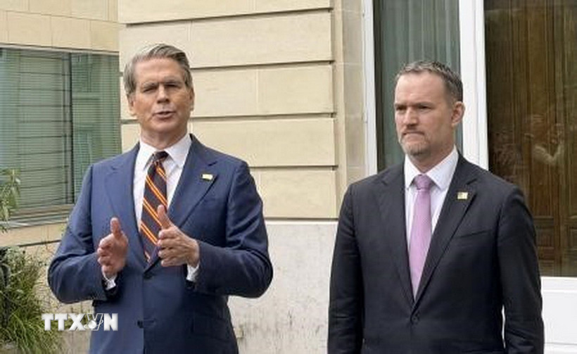 Bộ trưởng Tài chính Mỹ Scott Bessent (trái) và Đại diện Thương mại Mỹ Jamieson Greer phát biểu với báo giới tại Paris, Pháp ngày 16/3/2026. (Ảnh: Kyodo/TTXVN)