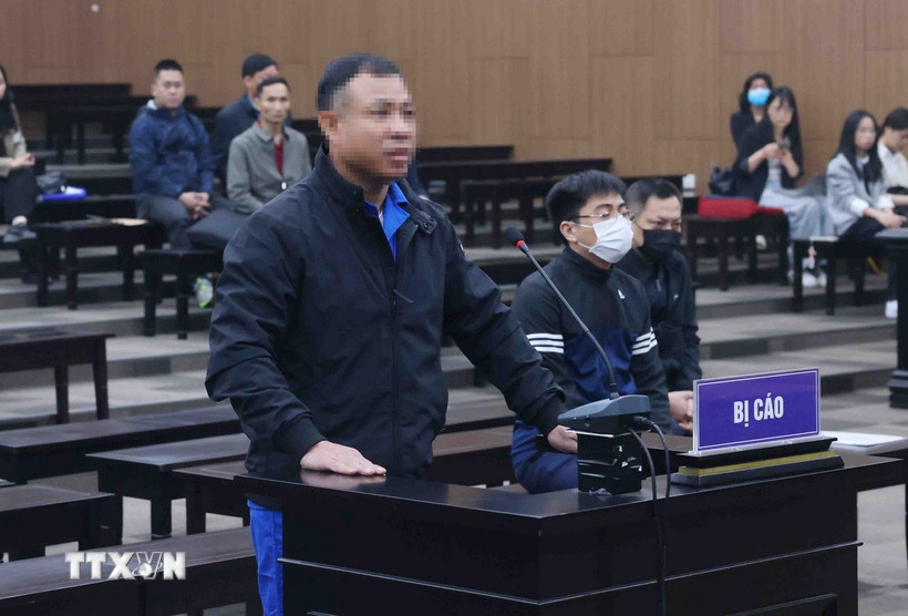 Bị cáo Nghiêm Quang Minh (chủ tòa nhà chung cư mini 9 tầng bị cháy) khai báo trước tòa. (Ảnh: Phạm Kiên/TTXVN)