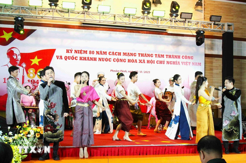 Chương trình văn nghệ chào mừng tại lễ míttinh. (Ảnh: Hoàng Minh/TTXVN)