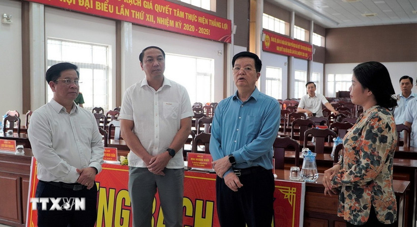 Phó Thủ tướng Chính phủ Mai Văn Chính cùng Đoàn công tác đến kiểm tra tại thành phố Rạch Giá (Kiên Giang). (Ảnh: Lê Huy Hải/TTXVN)