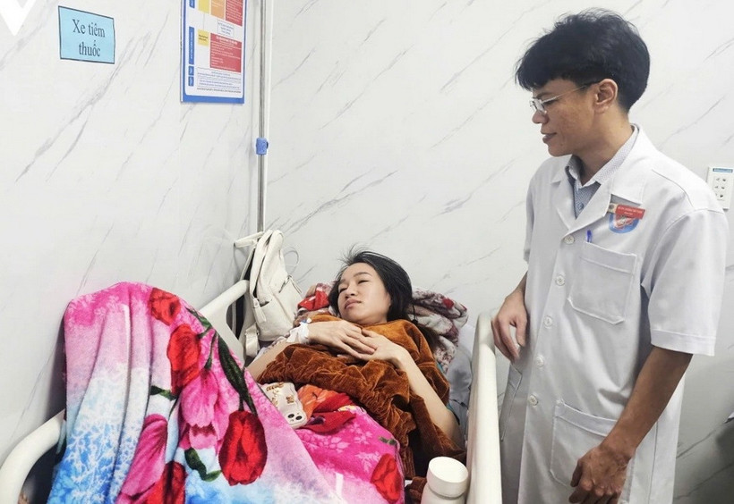 Bệnh nhân ngộ độc thực phẩm điều trị tại Bệnh viện Đa khoa Phúc Hưng. (Ảnh: VOV)