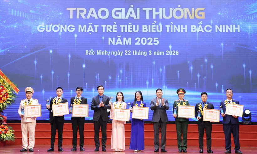 Các đại biểu khen thưởng những gương mặt trẻ tiêu biểu tỉnh Bắc Ninh năm 2025. (Ảnh: Báo Bắc Ninh)