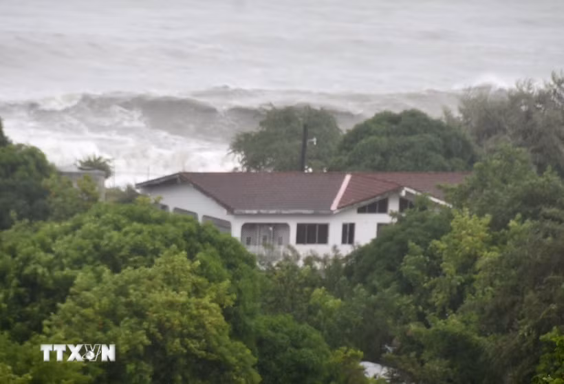 Sóng biển dâng cao khi bão Melissa đổ bộ vào St. Thomas, Jamaica ngày 28/10/2025. (Ảnh: THX/TTXVN)