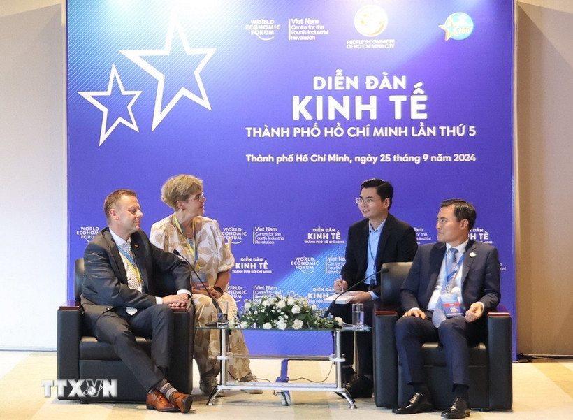 Phó Chủ tịch UBND Thành phố Hồ Chí Minh Bùi Xuân Cường tiếp Phó thị trưởng thành phố Leipzig (Đức) Torsten Bonew tháng 9/2024. (Ảnh: Hứa Chung/TTXVN)