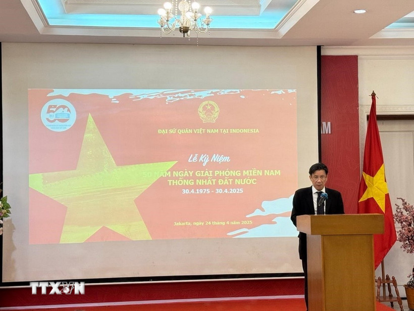 Đại sứ Đặc mệnh toàn quyền Việt Nam tại Indonesia Tạ Văn Thông phát biểu tại buổi lễ. (Ảnh: Văn Phong/TTXVN)