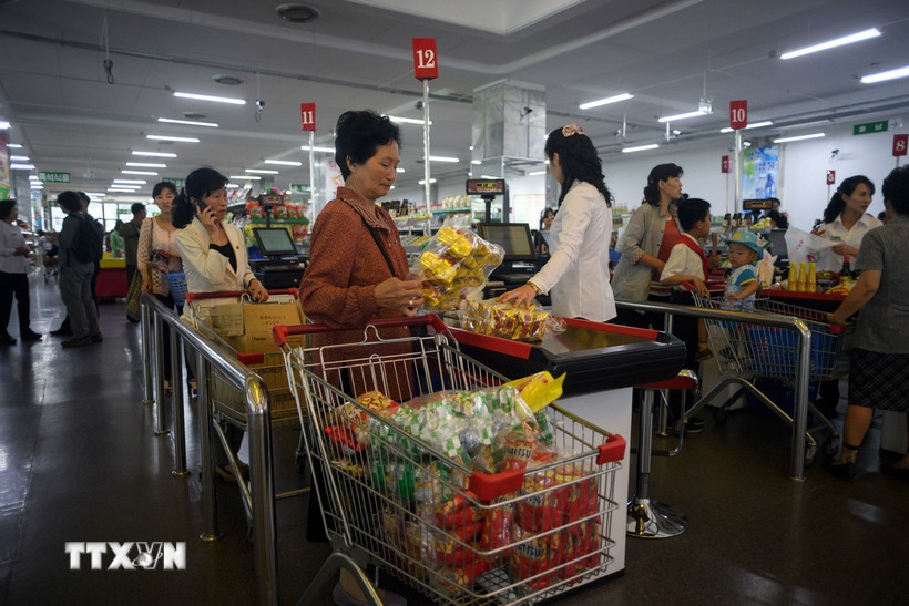 Người dân mua hàng hóa trong siêu thị tại Bình Nhưỡng, Triều Tiên. (Ảnh: AFP/TTXVN)