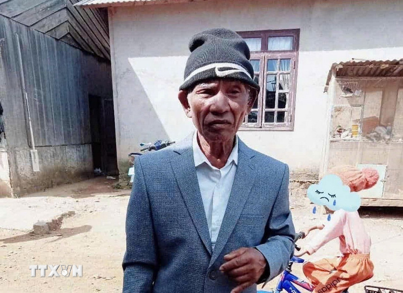 Cụ ông R Ông Ha Hoanh đã được tìm thấy sau 6 ngày lạc trong rừng sâu. (Ảnh: TTXVN phát)