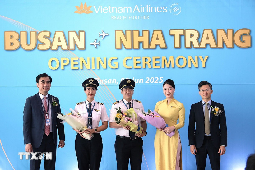 Trưởng chi nhánh Vietnam Airlines tại Hàn Quốc Nguyễn Huy Đức tặng hoa cho tổ bay chuyến bay đầu tiên. (Ảnh Khánh Vân/TTXVN)