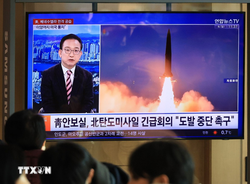 Người dân tại Seoul, Hàn Quốc theo dõi bản tin truyền hình về vụ phóng tên lửa đạn đạo của Triều Tiên, ngày 4/1/2026. (Ảnh: Yonhap/TTXVN)