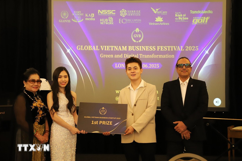 Giải Nhất cuộc thi GVB Start-up 2025 được trao cho đội Straw Wood, với dự án sản xuất vật liệu cách nhiệt từ rơm. (Ảnh: Hữu Tiến/TTXVN)