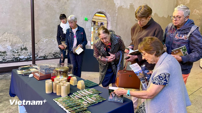 Các hình ảnh hiện vật về Hoàng thành Thăng Long và Cổ Loa thu hút đông đảo khách tham quan. (Ảnh: Thu Hà/Vietnam+)