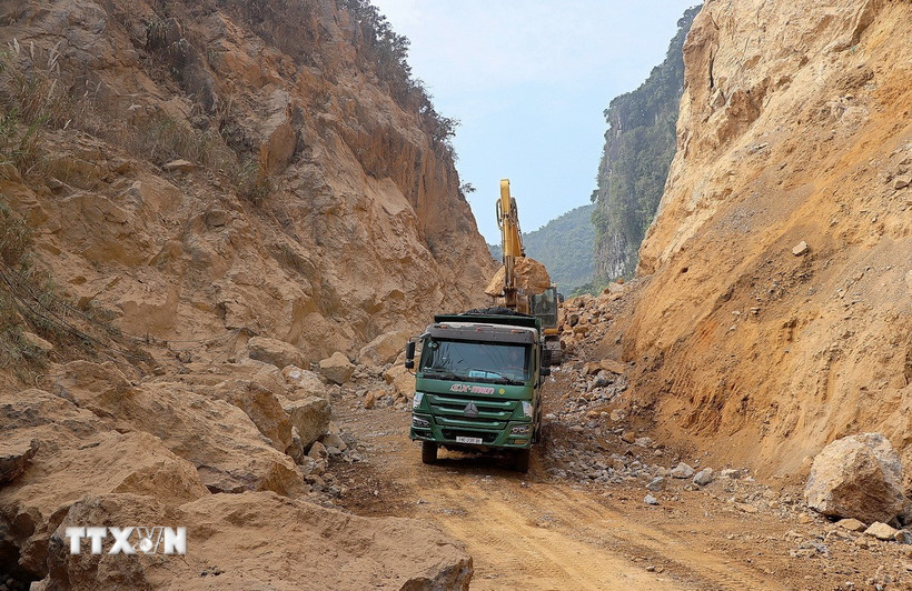 Thi công dự án kè sạt lở đường cầm chừng khiến người dân gặp nhiều khó khăn trong việc đi lại. (Ảnh: Thanh Hải/TTXVN)