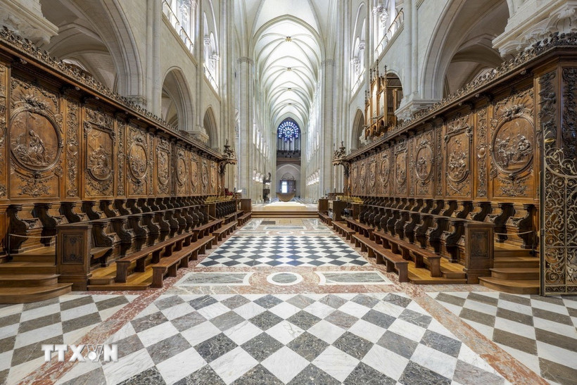 Quang cảnh bên trong Nhà thờ Đức Bà Paris, Pháp, ngày 30/11/2024. (Ảnh: THX/TTXVN)