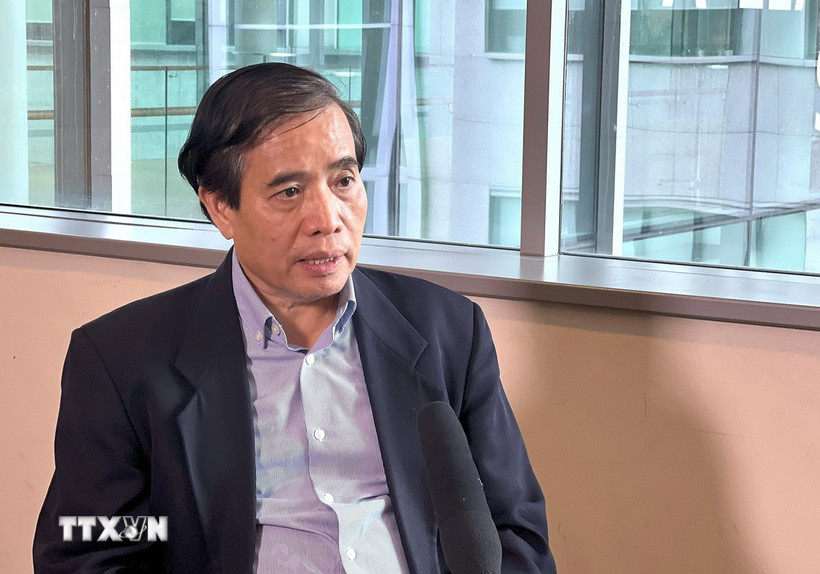 Giáo sư Vũ Minh Khương, Trường Chính sách Công Lý Quang Diệu Singapore, trả lời phỏng vấn của phóng viên TTXVN. (Ảnh: Tất Đạt/TTXVN)