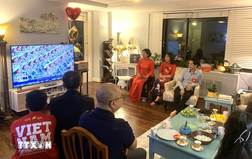 Kiều bào tại Washington (Mỹ) theo dõi buổi truyền hình trực tiếp Lễ kỷ niệm, diễu binh, diễu hành 80 năm Quốc khánh 2/9. (Ảnh: Ngọc Quang/TTXVN))