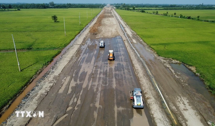 Công trường xây dựng cao tốc Cao Lãnh-An Hữu thành phần 1, đoạn qua huyện Cao Lãnh, tỉnh Đồng Tháp. (Ảnh: Nhựt An/TTXVN)