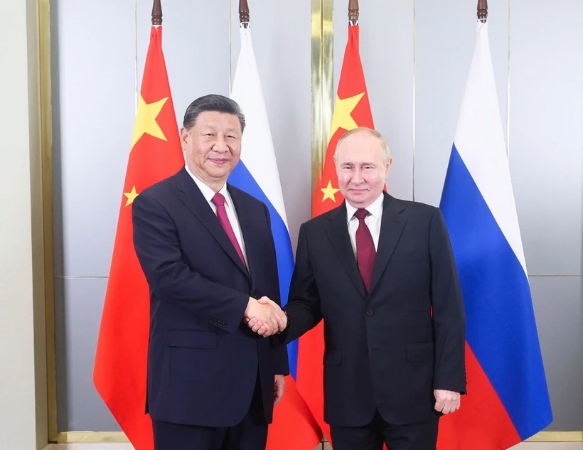 Chủ tịch Trung Quốc Tập Cận Bình (trái) và Tổng thống Nga Vladimir Putin tại cuộc gặp ở Astana, Kazakhstan ngày 3/7/2024. (Ảnh: THX/TTXVN)