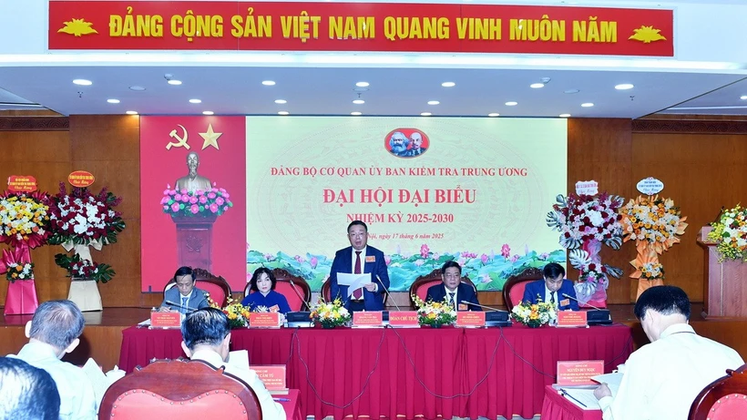 Đoàn Chủ tịch điều hành Đại hội. (Ảnh: Báo Nhân Dân)