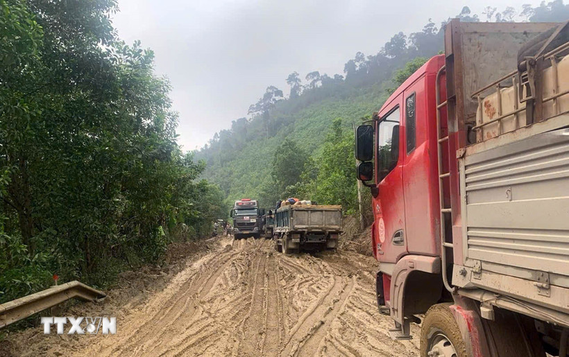 Các phương tiên tham gia giao thông trên tuyến quốc lộ 14D rất khó khăn do tuyến đường bị xuống cấp nghiêm trọng. (Ảnh: Trần Tĩnh/TTXVN)