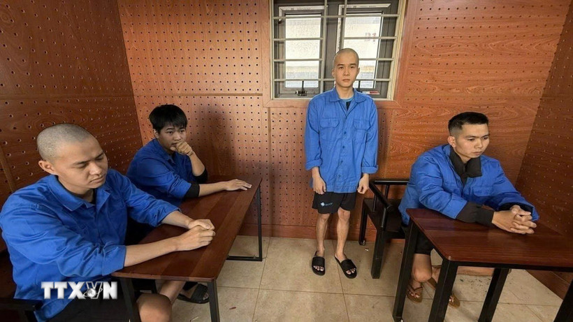 Các đối tượng tại cơ quan công an. (Ảnh: CTV/TTXVN)