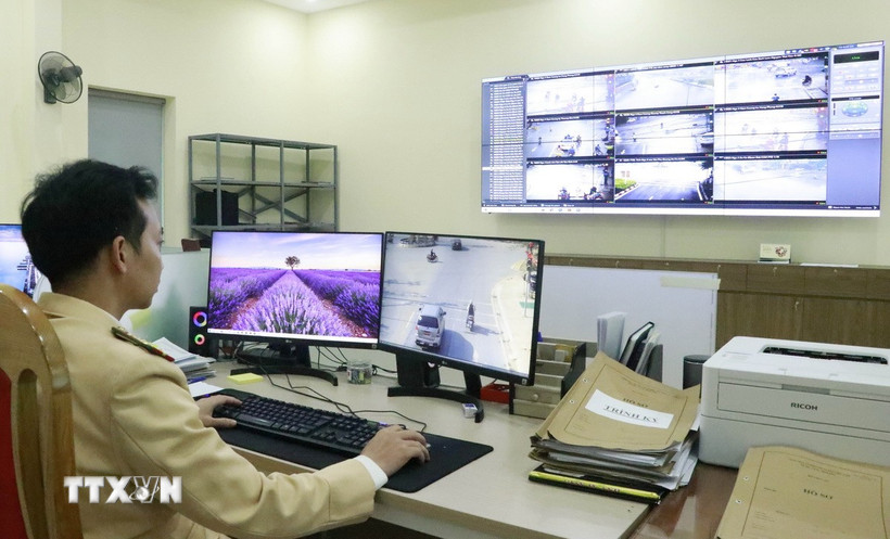 Cảnh sát Giao thông Yên Bái kiểm tra các xe vi phạm trên hệ thống phạt nguội qua camera giám sát giao thông. (Ảnh: Đinh Thùy/TTXVN)