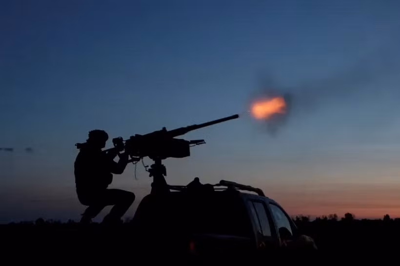 Binh sỹ lực lượng vũ trang Ukraine bắn súng máy Browning về phía máy bay không người lái của Nga. (Nguồn: Reuters)