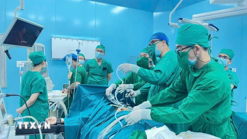 Ekip phẫu thuật nội soi ca viêm ruột thừa cấp tính tại Trung tâm Y tế Quân dân y Côn Đảo ngày 6/9/2025. (Ảnh: TTXVN phát)