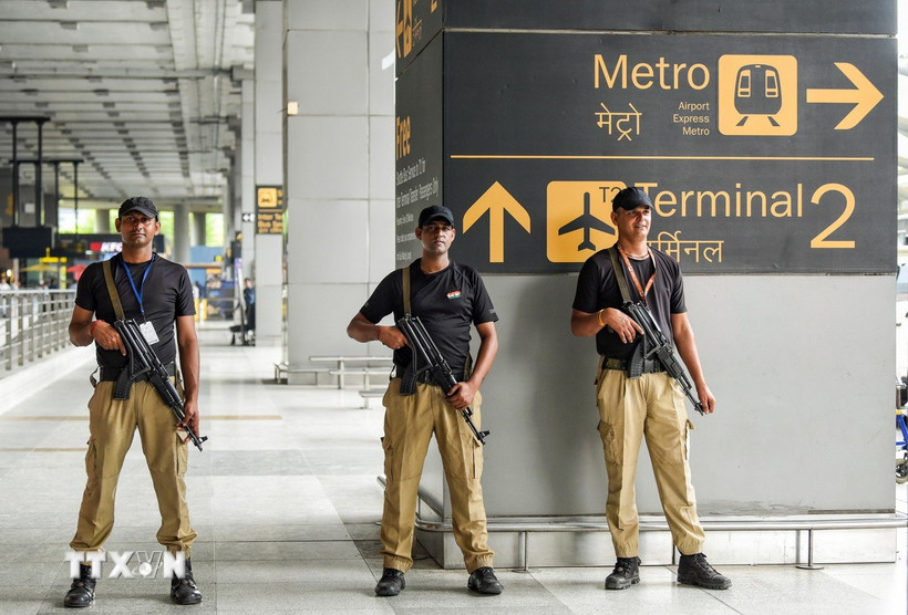Cảnh sát Ấn Độ tham gia cuộc diễn tập tại sân bay ở New Delhi, Ấn Độ, ngày 7/5/2025. (Ảnh: ANI/TTXVN)