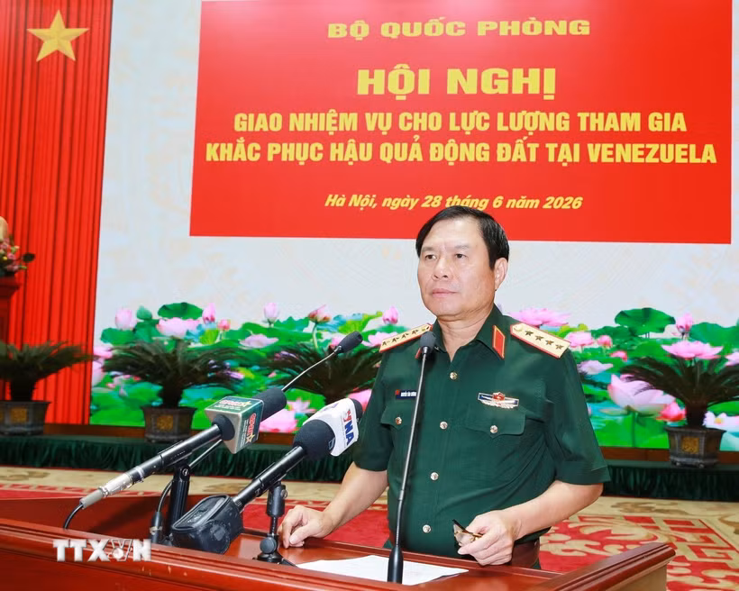 Đại tướng Nguyễn Tân Cương, Ủy viên Trung ương Đảng, Tổng Tham mưu trưởng QĐND Việt Nam, Thứ trưởng Bộ Quốc phòng phát biểu giao nhiệm vụ cho các sỹ quan, quân nhân lên đường sang Venezuela làm nhiệm vụ. (Ảnh: Trọng Đức/TTXVN)