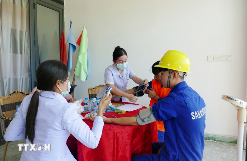 Công ty khai thác khoáng sản Sakai phối hợp với ngành y tế địa phương tổ chức khám sức khỏe định kỳ cho công nhân tại trụ sở Công ty. (Ảnh: Xuân Tú/TTXVN)
