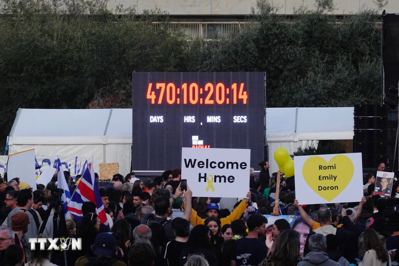 Người dân chờ đón 3 con tin Israel được Hamas trao trả tại Tel Aviv, Israel. (Ảnh: THX/TTXVN)