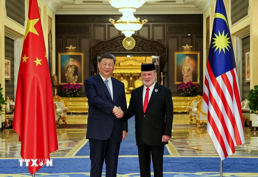 Quốc vương Malaysia Ibrahim (phải) và Chủ tịch Trung Quốc Tập Cận Bình trong lễ đón cấp nhà nước được tổ chức tại Hoàng cung sáng ngày 16/4. (Ảnh: TTXVN phát)