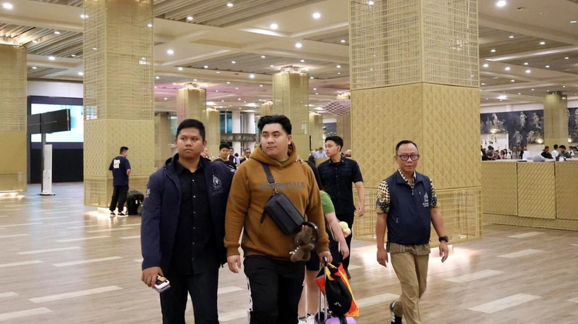 Rifaldo Aquino Pontoh, (mặc áo len nâu) đã bị bắt giữ tại sân bay quốc tế I Gusti Ngurah Rai ở Bali vào ngày 21/2. (Nguồn: dewata)