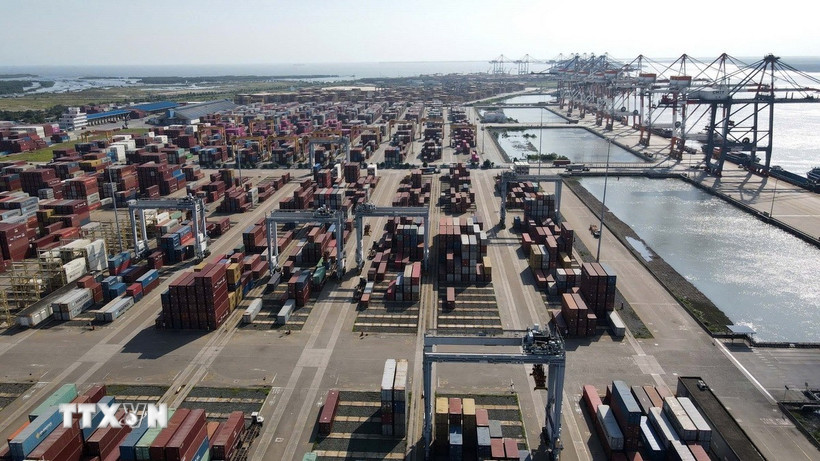 Các container hàng hóa tại Cảng biển Cái Mép. (Ảnh: Đoàn Mạnh Dương/TTXVN)
