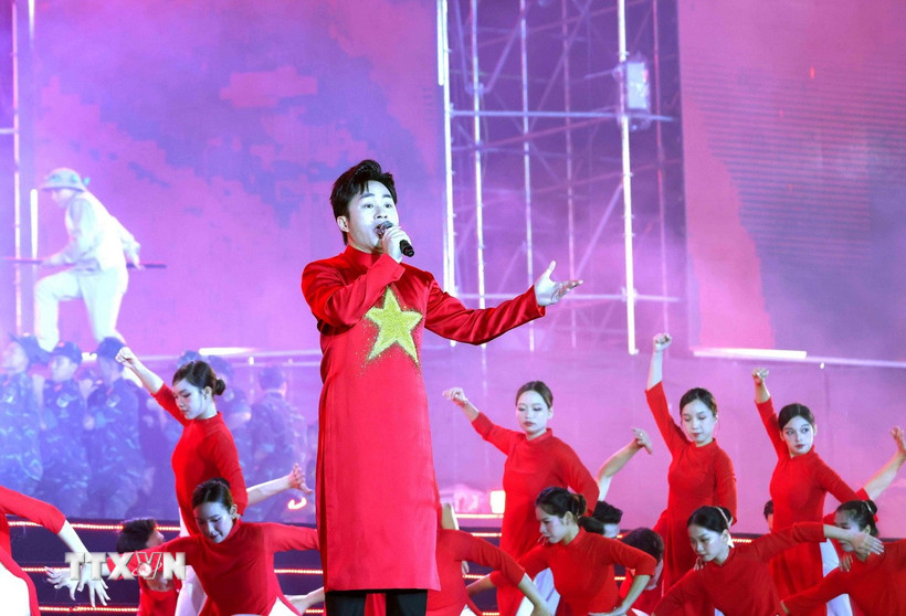 Ca sỹ Tùng Dương biểu diễn trong chương trình nghệ thuật đặc biệt “Tự hào là người Việt Nam”. (Ảnh: Phương Hoa/TTXVN)