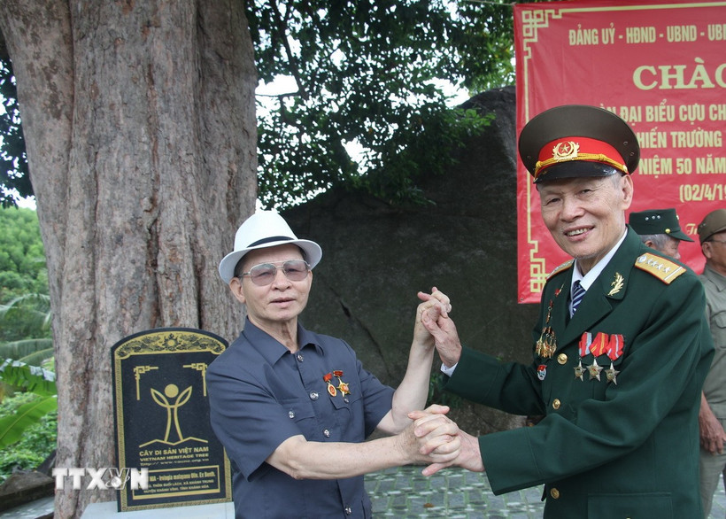Cựu chiến binh Mạc Đăng Bình (phải) và ông Đặng Ngọc Tú, nguyên Đài trưởng Đài 15W, Tỉnh đội Khánh Hòa hội ngộ tại chiến khu sau 50 năm đất nước thống nhất. (Ảnh: Phan Sáu/TTXVN)