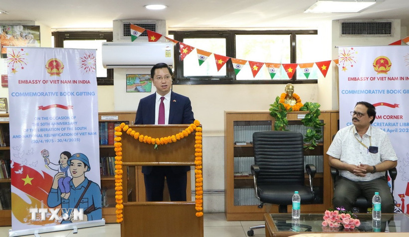 Đại sứ Nguyễn Thanh Hải phát biểu tại buổi lễ tặng sách. (Ảnh: Ngọc Thúy/TTXVN)