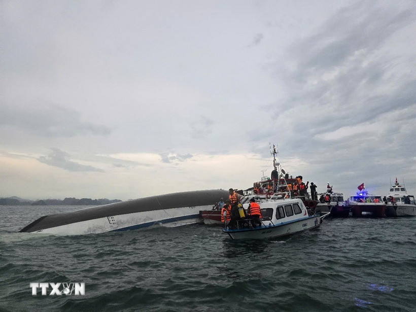 Lực lượng chức năng tiếp cận tàu đắm tiến hành cứu hộ, cứu nạn. (Ảnh: Thanh Vân/TTXVN)