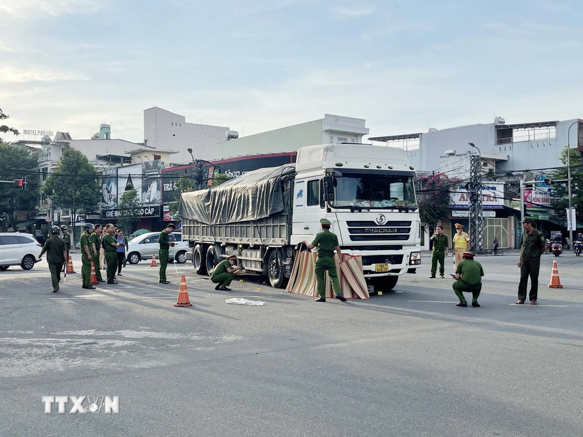 Hiện trường vụ tai nạn tại Quảng Ngãi. (Ảnh: Phạm Cường/TTXVN)