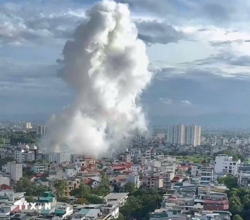 Cột khói bốc lên từ hiện trường vụ cháy. (Ảnh: TTXVN phát)