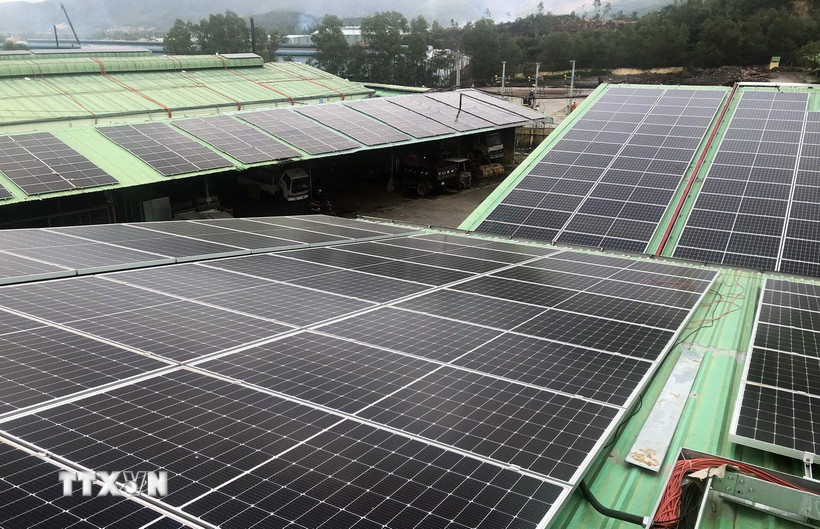 Hệ thống pin điện mặt trời được lắp đặt trên mái nhà xưởng ở Khu công nghiệp Phú Tài, Gia Lai. (Ảnh: Nguyên Linh/TTXVN)