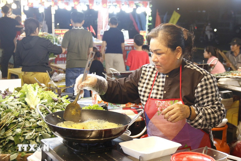 Bánh xèo chảo và các món bánh dân gian góp mặt trong “Không gian món ngon Lâm Đồng”. (Ảnh: Hồng Hiếu/TTXVN)