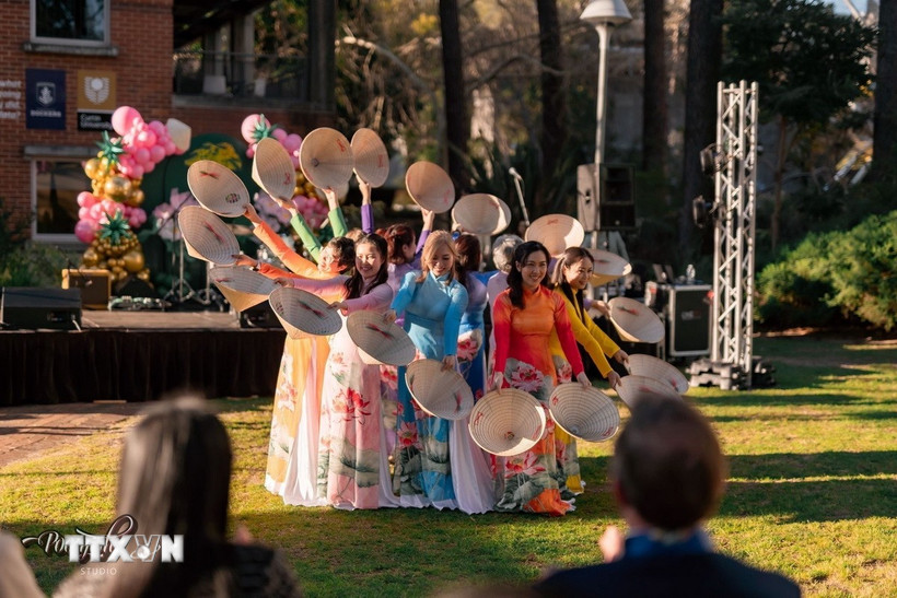 Tiết mục múa nón của Việt Nam được đánh giá là đặc sắc và đẹp mắt. (Ảnh: TTXVN phát)