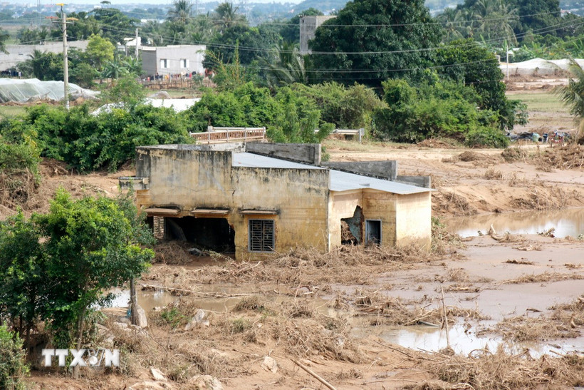Nhiều nhà dân bị ngập sâu trong bùn đất do vỡ hồ chứa trên núi Tân Lai (xã Tuy Phong, Lâm Đồng). (Ảnh: Nguyễn Thanh/TTXVN)