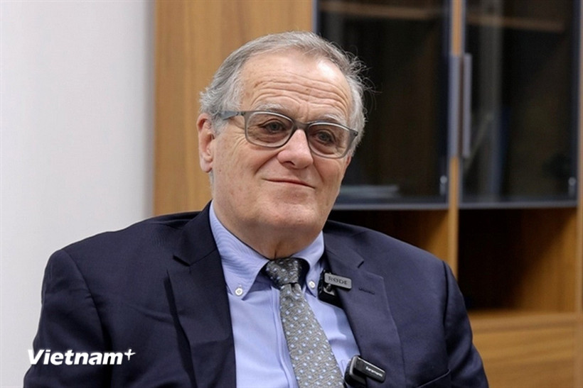 Tiến sỹ Brian Bedard có hơn 35 năm kinh nghiệm làm việc quốc tế về an toàn thực phẩm, dịch tễ học thú y và nông nghiệp bền vững. (Ảnh: Kiều Trinh/Vietnam+)