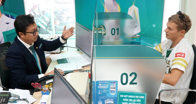 Khách hàng giao dịch tại BIDV Chi nhánh Sông Hàn. 