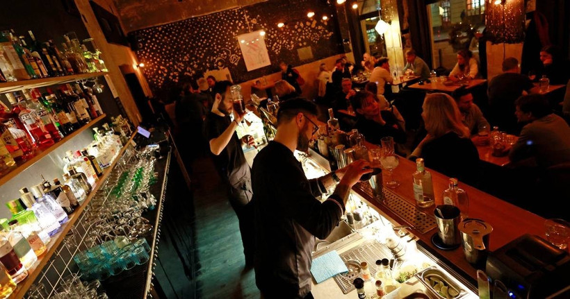 Nhân viên pha chế đang chuẩn bị đồ uống tại quầy bar Cobra ở Prague, Cộng hòa Séc. (Ảnh: Reuters)