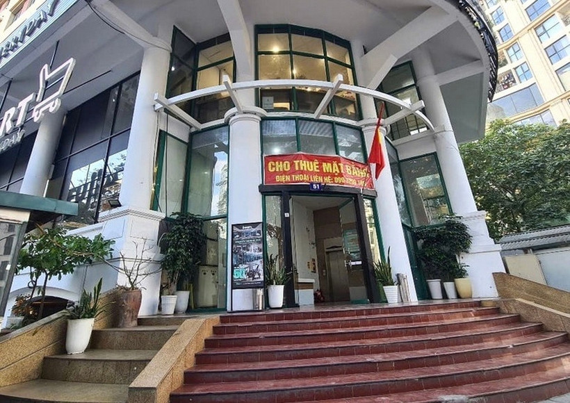 Tòa nhà số 51 Lê Đại Hành, nơi giáo viên L.T.T đưa học sinh dạy chính khóa ra học. (Ảnh: Báo Hà Nội Mới)