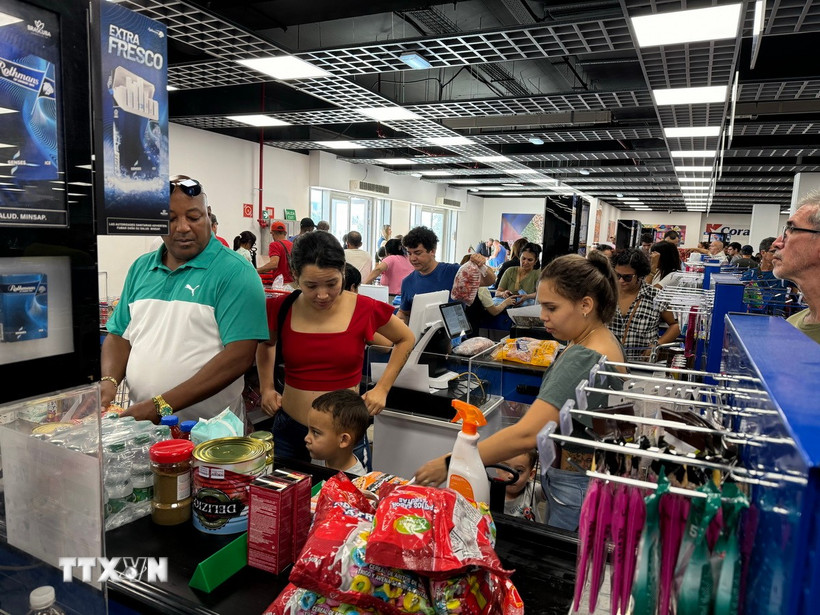 Người dân xếp hàng chờ thanh toán tại một quấy thu ngân ở Siêu thị 70 y 3, một siêu thị thí điểm của Nhà nước thành toán bằng đồng USD, ở thủ đô La Habana. (Ảnh: Việt Hùng/TTXVN)