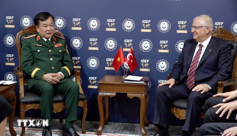 Thứ trưởng Bộ Quốc phòng Hoàng Xuân Chiến hội kiến Bộ trưởng Bộ Quốc phòng Thổ Nhĩ Kỳ Yasar Guler. (Ảnh: TTXVN phát)